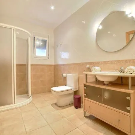 ヴィラ Sleeps 8 Pool *