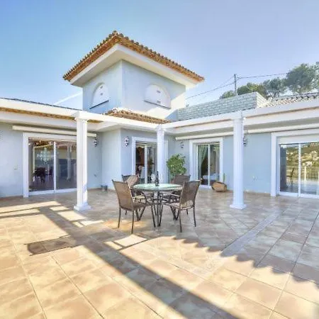 ヴィラ Sleeps 8 Pool